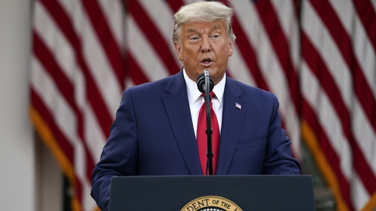 ΗΠΑ: Ο Τραμπ υπέγραψε το σχέδιο νόμου για την τόνωση της οικονομίας