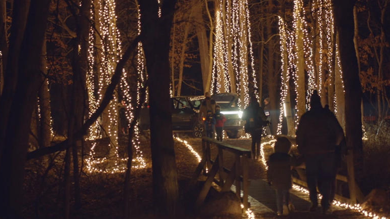 Χιλιάδες λαμπάκια παίρνουν ενέργεια από ηλεκτρικό αυτοκίνητο