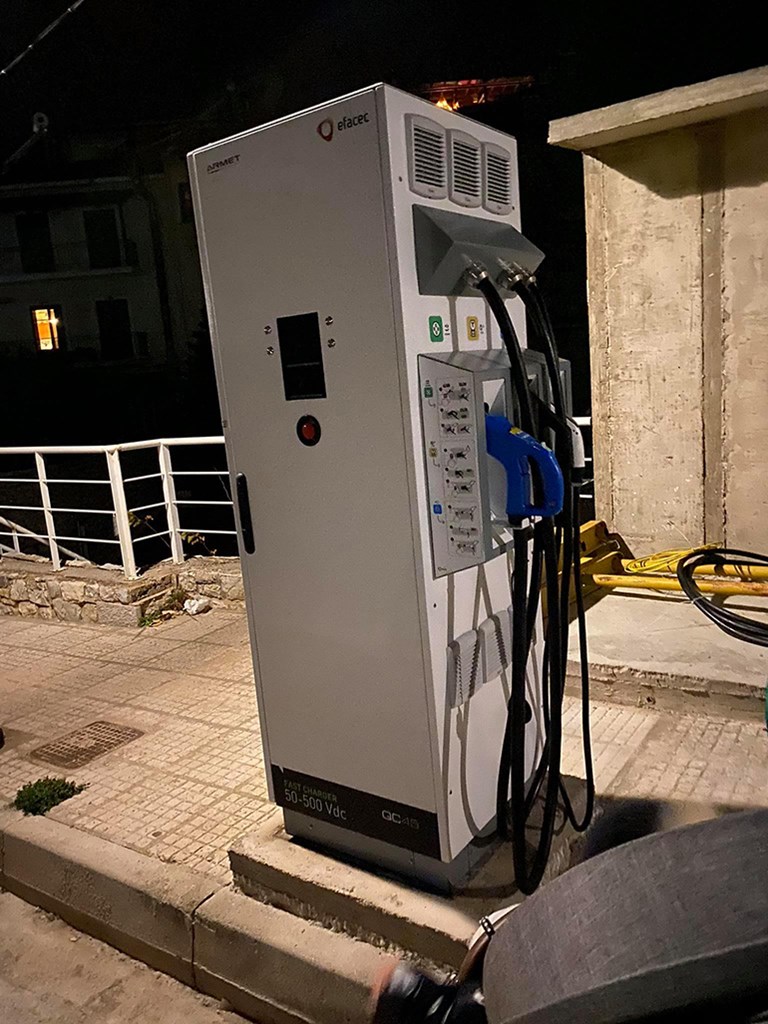 Ολοένα και πιο συχνά βλέπουμε φορτιστές ηλεκτρικών αυτοκινήτων σε διάφορα μέρη της Ελλάδας
