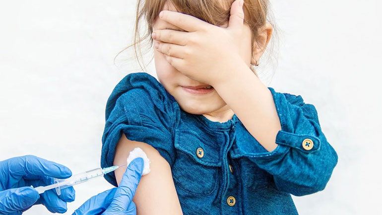 Μην αναβάλλετε τον έγκαιρο εμβολιασμό των παιδιών λόγω κορωνοϊού συστήνουν οι ειδικοί