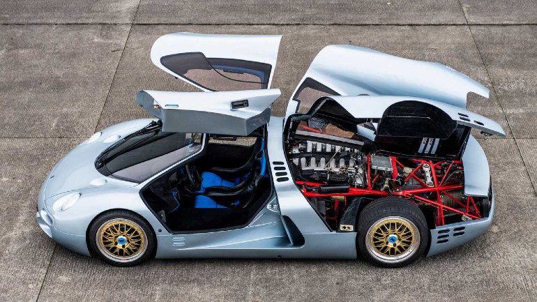 Με πόρτες οι οποίες ανοίγουν προς τα πάνω και κινητήρα Mercedes 400 ίππων