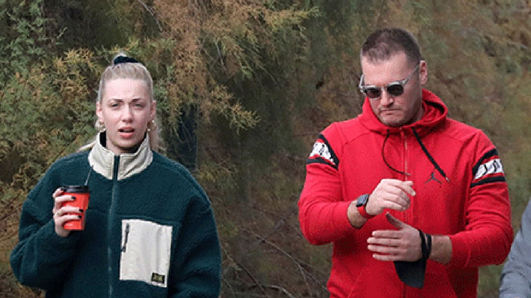 Γαρυφαλλιά Καληφώνη: Βόλτα στη Γλυφάδα με τον σύντροφό της