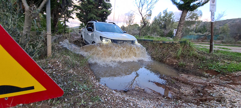 Μας έχουν λείψει τα πλατσουρίσματα! (στη φωτό το Nissan Navara)