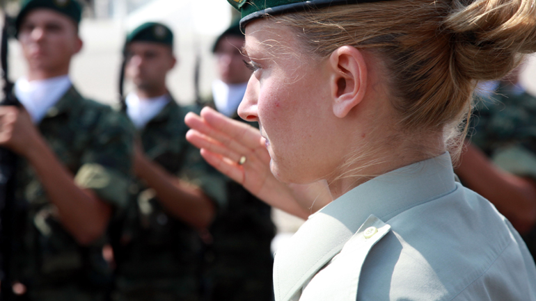 Την εθελοντική υπηρεσία γυναικών στην Εθνοφυλακή, εξετάζει το υπουργείο Άμυνας
