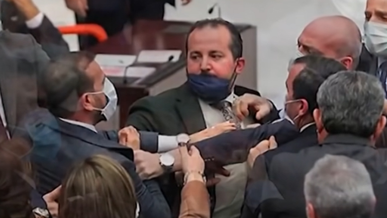 Άγριο ξύλο στην τουρκική Βουλή – «Μαύρο» στις ζωντανές εικόνες έριξε η κρατική τηλεόραση