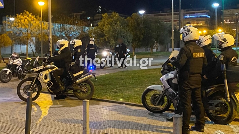 Θεσσαλονίκη: Νεαροί πέταξαν μπουκάλια σε αστυνομικούς που επιχείρησαν να τους ελέγξουν