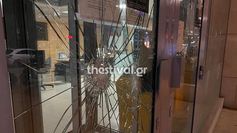 Επίθεση με βαριοπούλες σε τράπεζα στη Θεσσαλονίκη