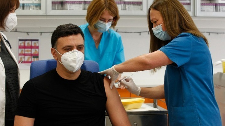 Κικίλιας: Η προτεραιοποίηση έγινε από την Επιτροπή Εμβολιασμών – Θα διορθώνουμε τις όποιες αστοχίες