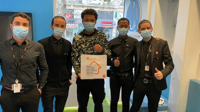 Γαλλία: Ο Κιουϊζάνς μοίρασε δώρα και φανέλες