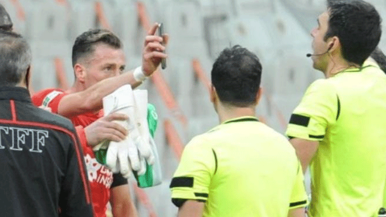 Τουρκία: Ο αρχηγός της Σίβασπορ έδειξε στον διαιτητή το λάθος του μέσω κινητού και αποβλήθηκε!