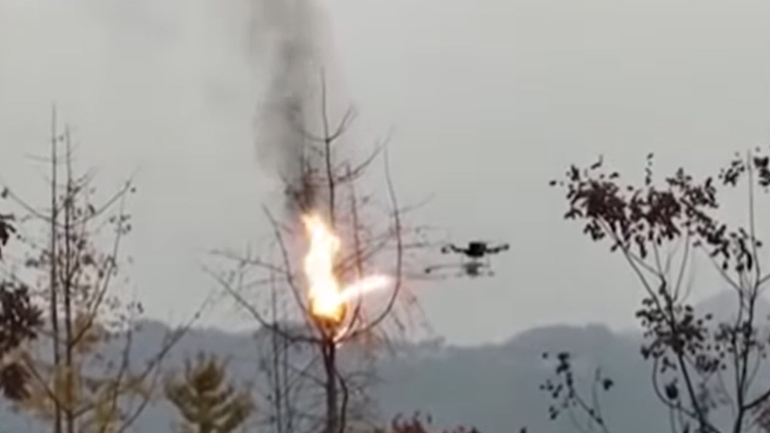 Κίνα: Eξολοθρεύουν τις σφήκες με… drone-φλογοβόλο