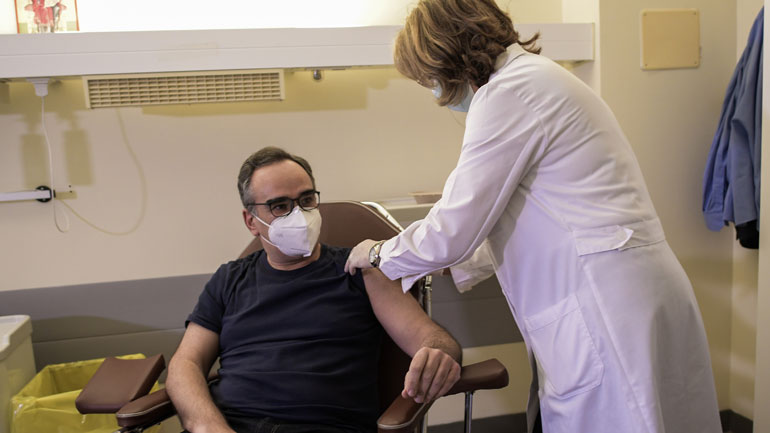 Στο Πανεπιστημιακό Νοσοκομείο Ιωαννίνων εμβολιάστηκε ο υφυπουργός Υγείας Β. Κοντοζαμάνης