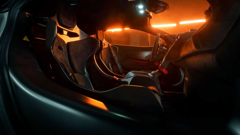 Τα ανθρακονήματα και η αλκαντάρα δεν λείπουν από το εσωτερικό