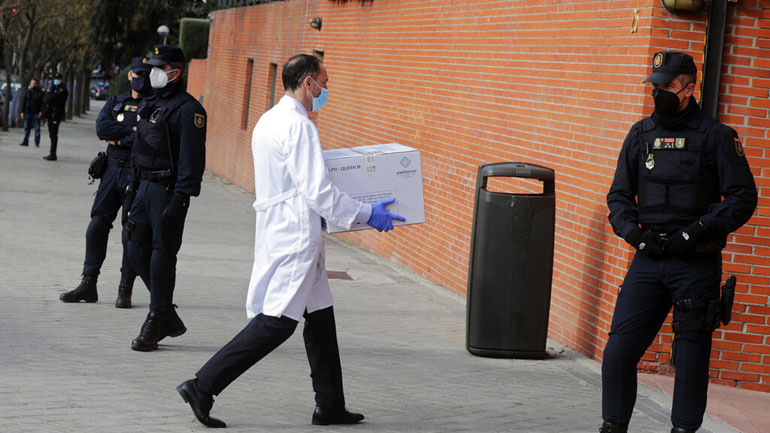 Ισπανία: Έπειτα από καθυστέρηση 24 ωρών έφτασαν στη χώρα οι πρώτες δόσεις του εμβολίου