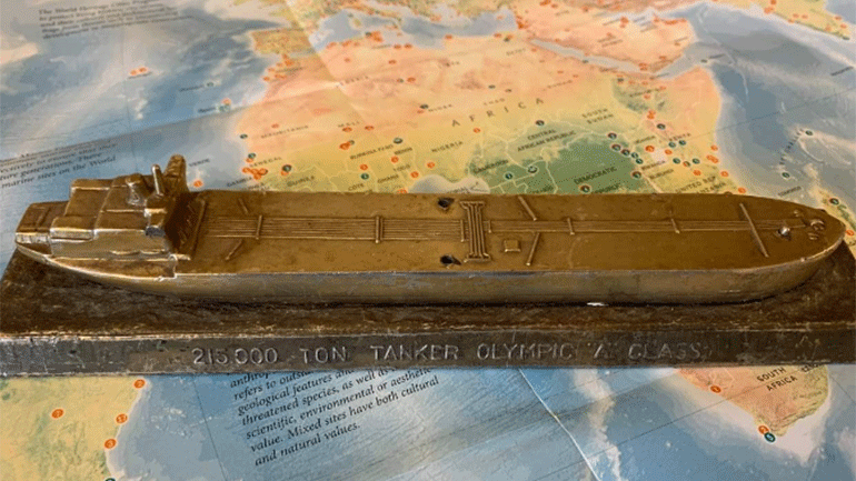 Μπρούτζινη ρέπλικα από το πανέρι παλαιοπώλη στη Γενεύη «μιλά» για την εποχή της παντοδυναμίας του Ωνάση