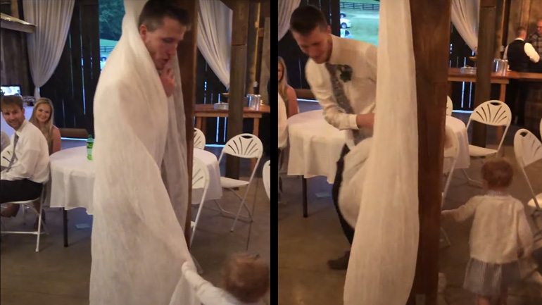 Ένα μικρό κορίτσι παίζει κρυφτό