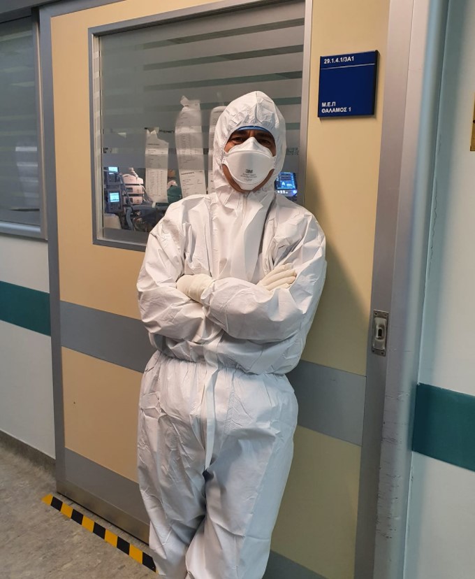 O καθηγητής στη μονάδα για τον Covid-19 στο Αττικό Νοσοκομείο