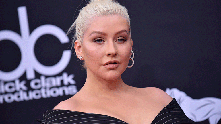 Η Κριστίνα Αγκιλέρα «έντυσε» στα λευκά το σπίτι της στο Λος Άντζελες