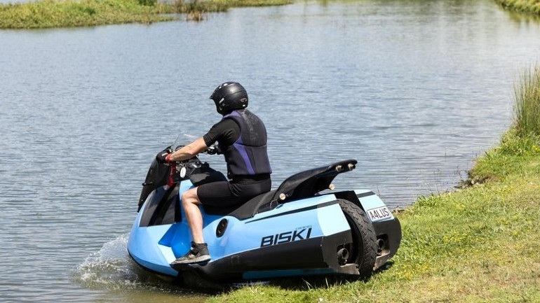 Το scooter που γίνεται jet ski σε αφήνει με το στόμα ανοιχτό