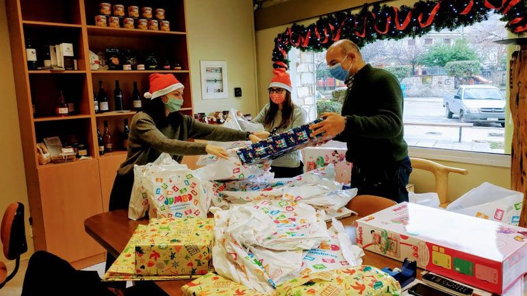 Γεύματα αγάπης σε οικογένειες της Νάουσας