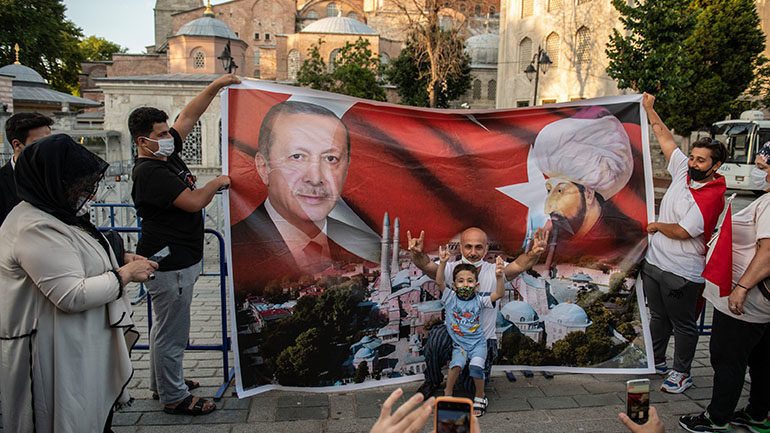 Η παραπαίουσα τουρκική οικονομία βάζει την ισχύ του Erdogan σε δοκιμασία