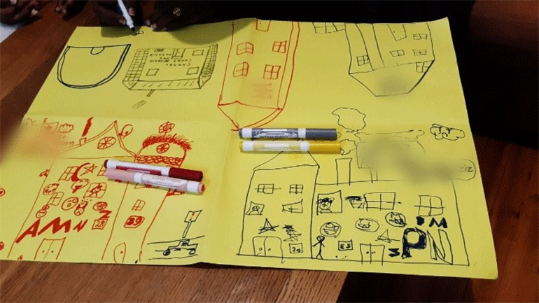 Γυναίκες-προσφυγόπουλα ζωγραφίζουν τι σημαίνει «σπίτι»