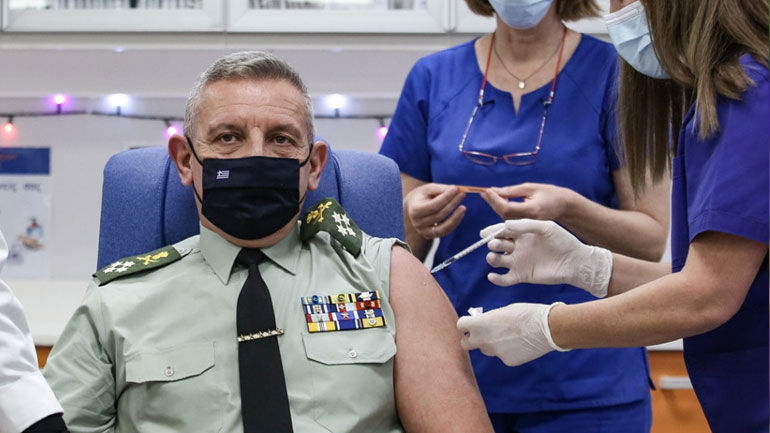 Το γαϊτανάκι με τους εμβολιασμούς on camera και η αμετροέπεια των δημοσίων παραγόντων