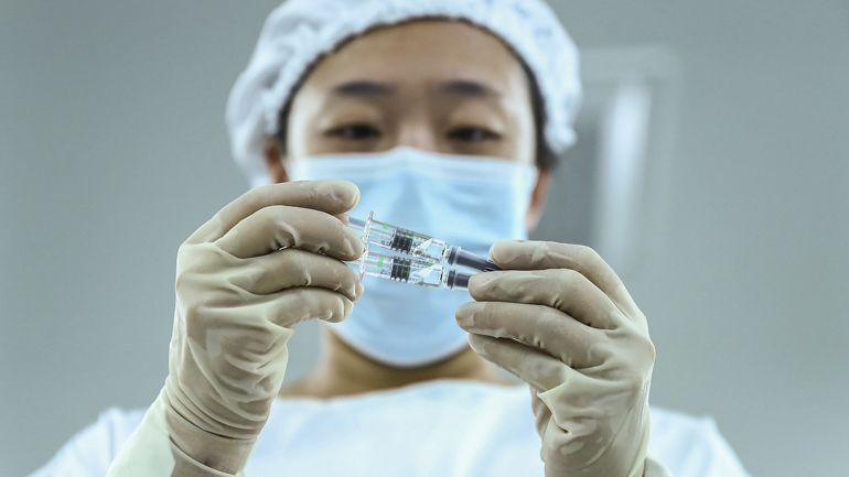 Η Κίνα ενέκρινε «υπό όρους» τη διάθεση ενός πρώτου κινεζικού εμβολίου στην αγορά