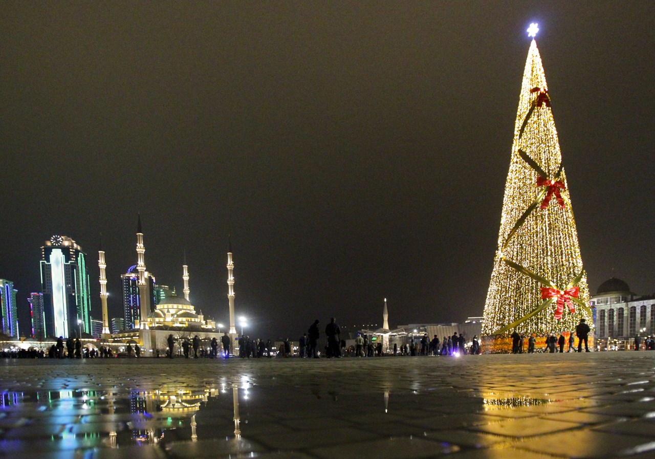 Άδειοι στολισμένοι δρόμοι στη Ρωσία
