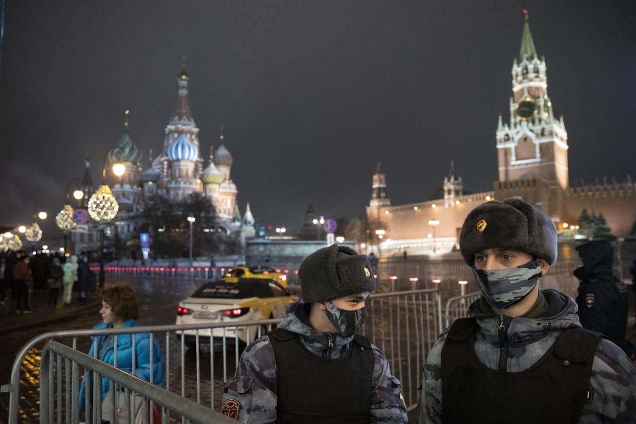 Στολισμένη, όμως άδεια η Κόκκινη Πλατεία της Μόσχας