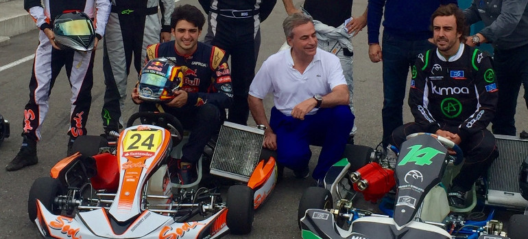 Ο Sainz Jr με δύο θρύλους των αγώνων δίπλα του, τον Fernando Alonso και τον πατέρα του Carlos Sainz