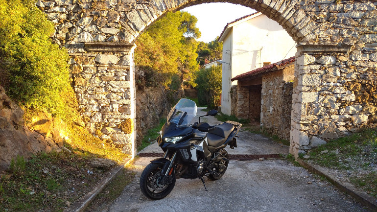 Γιατί να αγοράσεις μια adventure μοτοσικλέτα που δεν πάει στο χώμα;