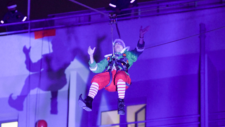 Πυροσβέστες ντυμένοι Άγιοι Βασίληδες και ξωτικά στο νοσοκομείο της Πάτρας