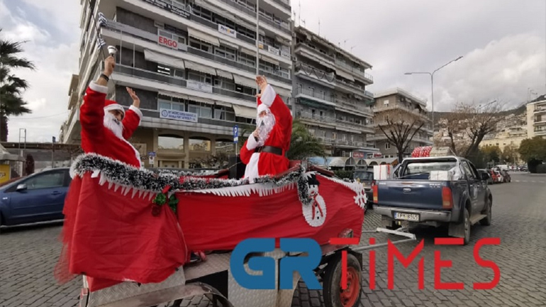 «Άη Βασίληδες» βόλταραν πάνω σε έλκηθρο στο κέντρο της Καβάλας