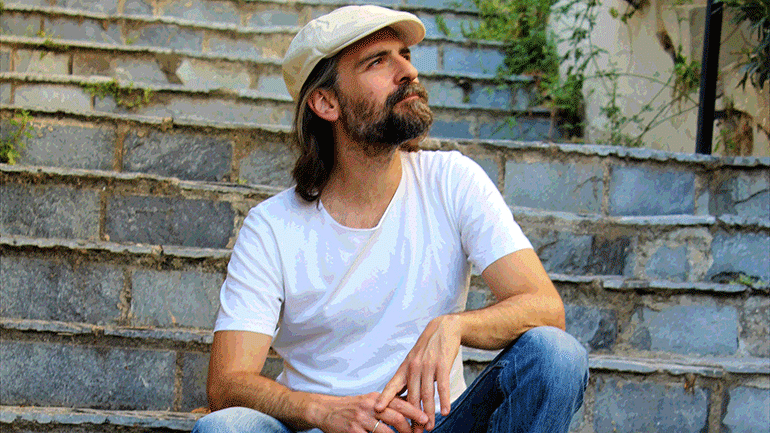 Μεν. Λουντέμης και Κ. Καρυωτάκης ξορκίζουν το 2020 στα δύο νέα singles του Θανάση Χουλιαρά!