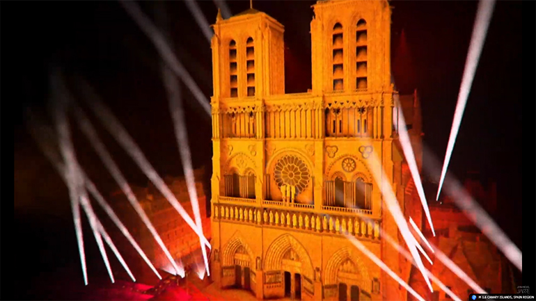 Εντυπωσιακό βίντεο: H Γαλλία καλωσόρισε το 2021 στην Παναγία των Παρισιων με υπογραφή Ζαν Μισέλ Ζαρ