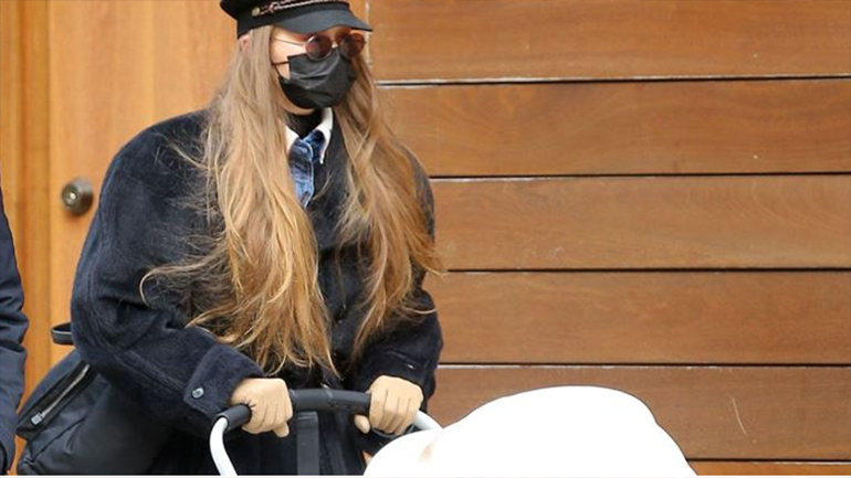 Gigi Hadid: Βόλτα στη χιονισμένη Νέα Υόρκη με τη νεογέννητη κορούλα της