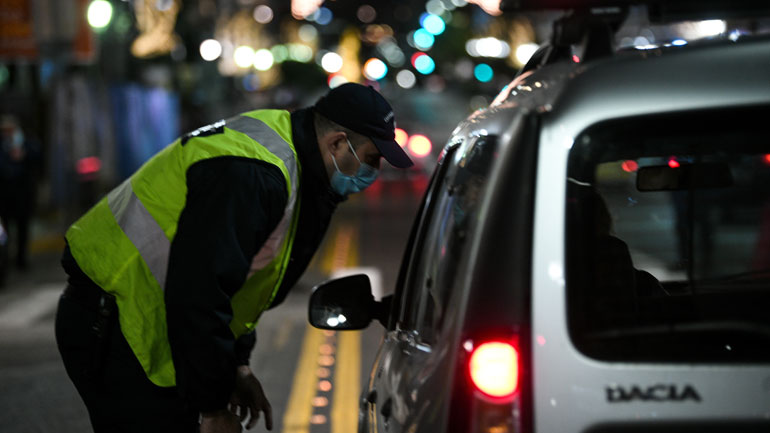 Στο δρόμο με Πυροσβέστες και Αστυνομικούς έκανε Πρωτοχρονιά ο Νίκος Χαρδαλιάς