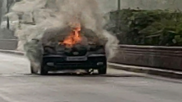 Αυτοκίνητο άρπαξε φωτιά στην Πατησίων