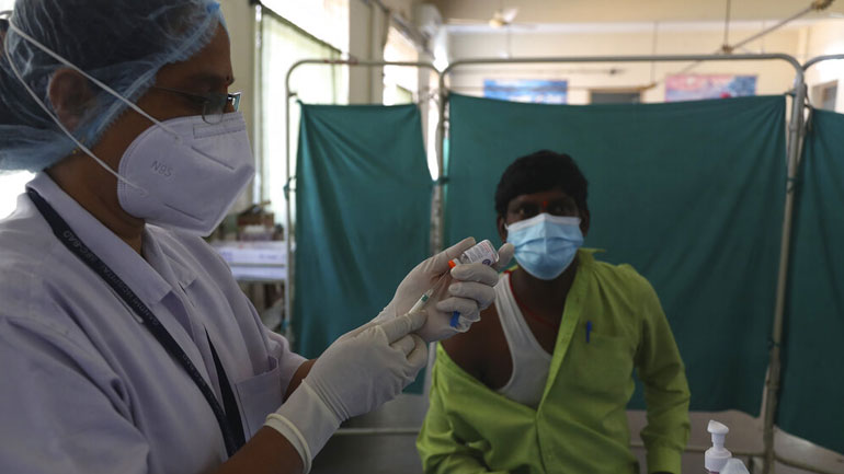 Δύο εμβόλια ενέκρινε η Ινδία για να αρχίσει τους εμβολιασμούς κατά του Covid-19