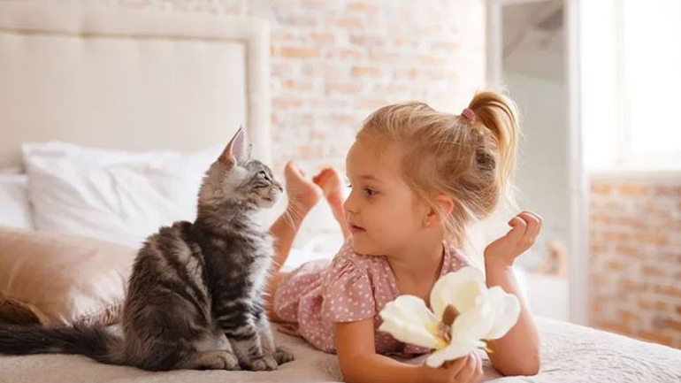 Πώς θα βοηθήσετε τα παιδιά σας να δεθούν με το κατοικίδιό σας;