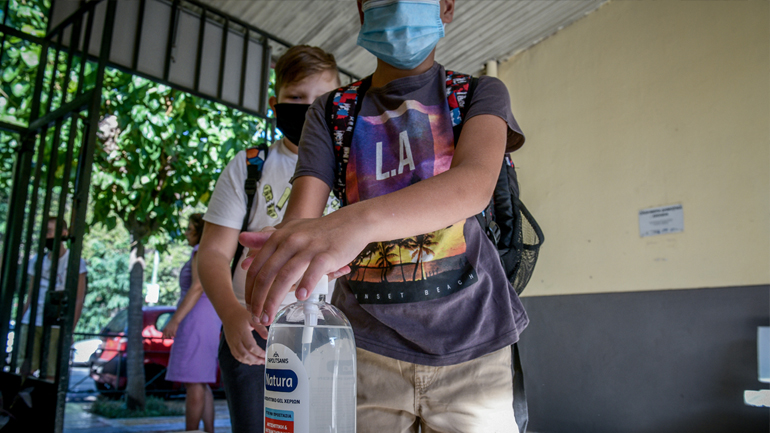 Σε τεντωμένο σχοινί το άνοιγμα των σχολείων