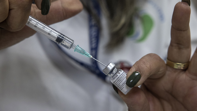 Εμβολιάστηκαν οι πρώτοι υγειονομικοί του Νοσοκομείου Χανίων κατά του Covid-19