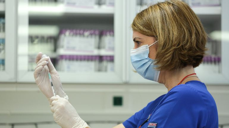 Αρχίζει σήμερα ο εμβολιασμός των υγειονομικών