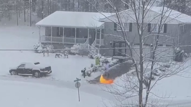 Καθαρίζοντας το χιόνι με φλογοβόλο