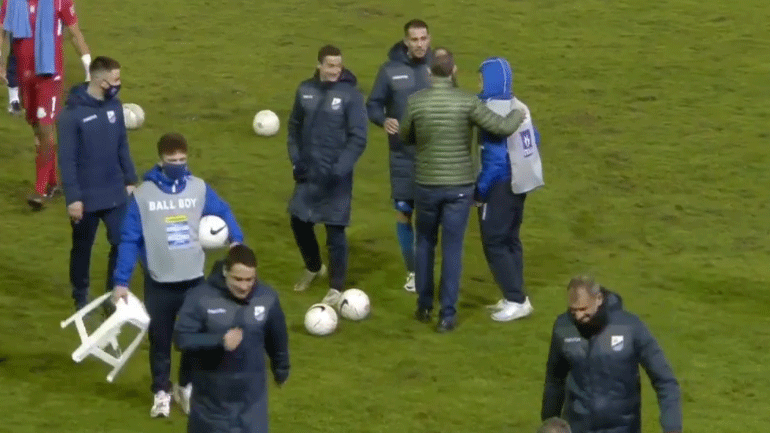 Λαμία: Ο Παπαϊωάννου αγκάλιασε το ball boy που «κέρδισε» την αποβολή του Σούντγκρεν