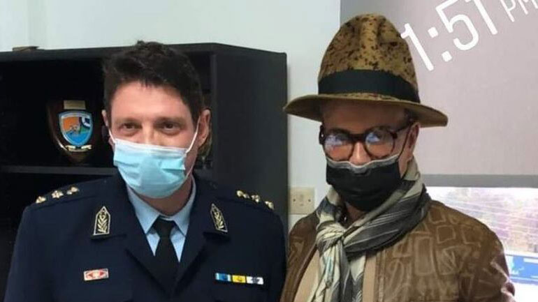 Ο Λάκης Γαβαλάς έβγαλε selfie μέσα στην Τροχαία της Πάτρας μαζί με τον Αξιωματικό