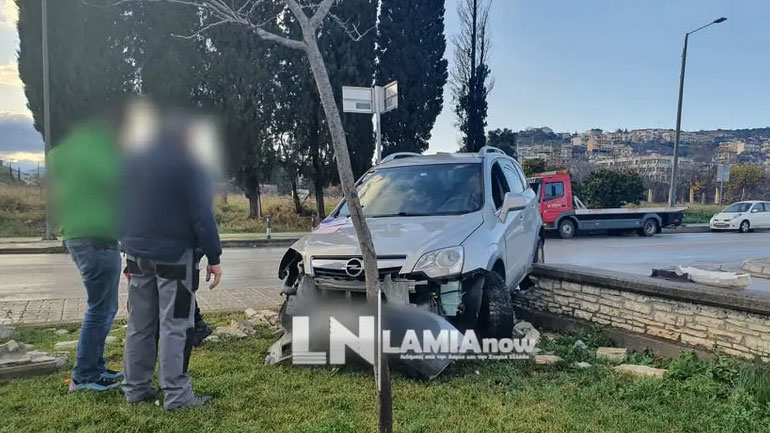 Λαμία: Αυτοκίνητο προσπάθησε να αποφύγει σύγκρουση και κατέληξε σε τοιχάκι