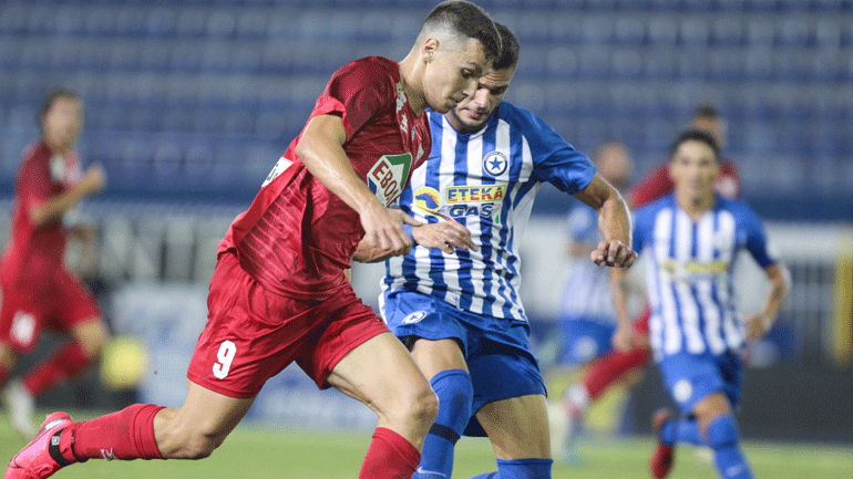 Βόλος-Ατρόμητος: Γεμάτος νερά από τη δυνατή βροχή ο αγωνιστικός χώρος του Πανθεσσαλικού