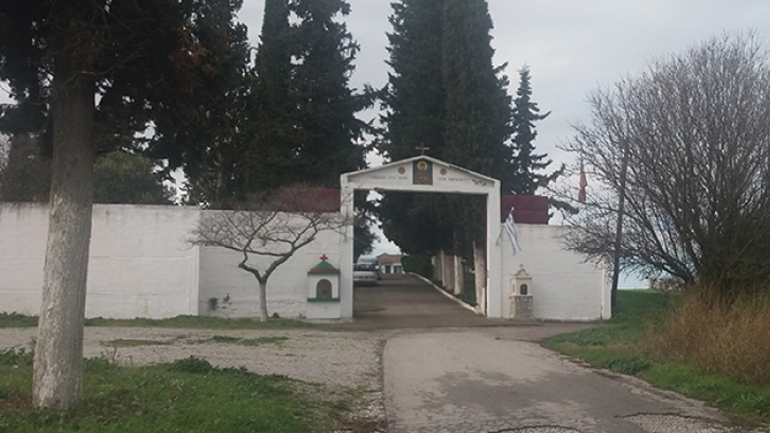 Λάρισα: Έφοδος της ΕΛ.ΑΣ. σε εκκλησία – Στο αυτόφωρο ο ιερέας, πρόστιμα σε πιστούς